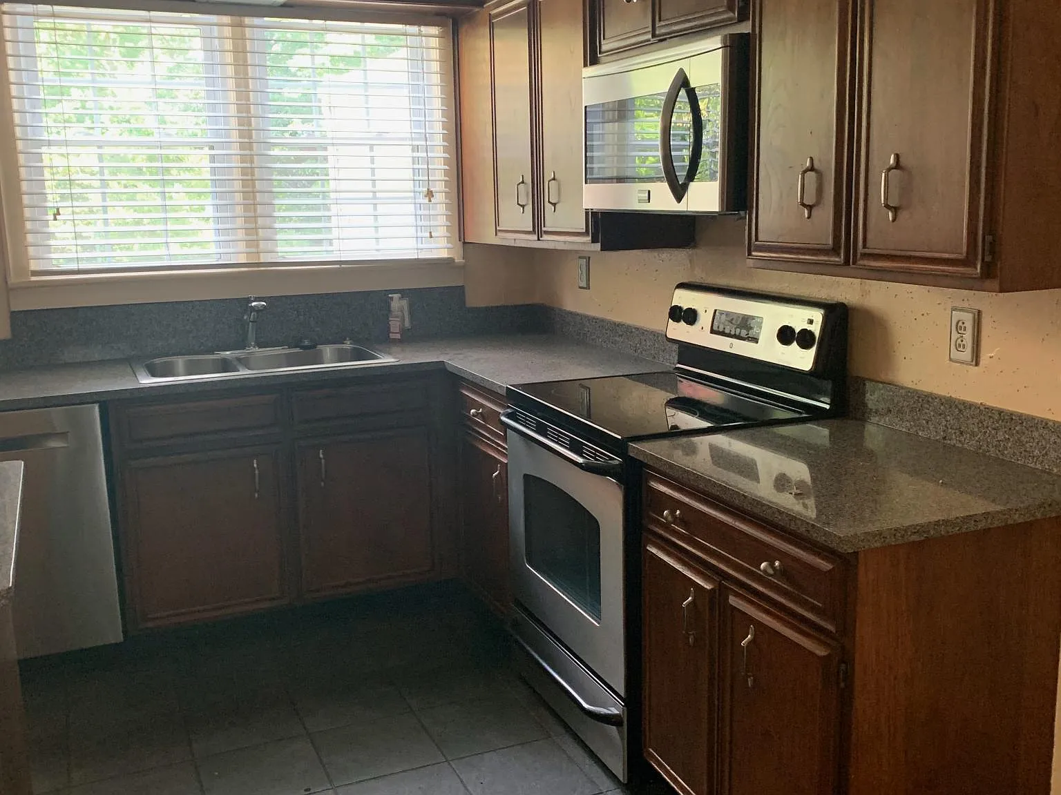 4 bed, 2.5 bath, 2577 sqft, $3,000 — Photo 3