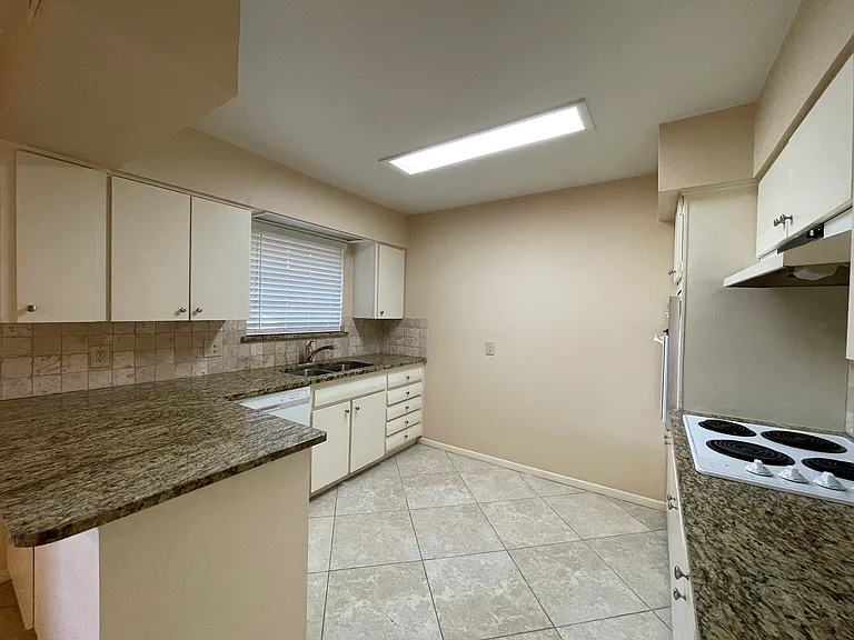 1303 Northlake Dr — Photo 9