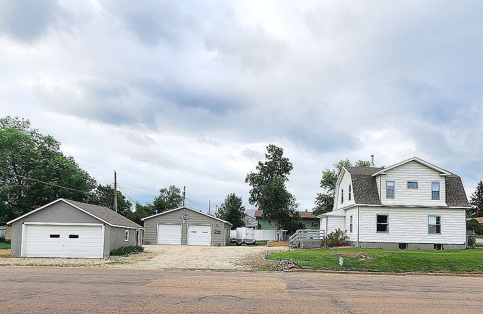 208 3rd Ave SW, Bowman, ND 58623 Zillow