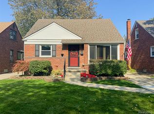 20417 Country Club Dr, Harper Woods, MI