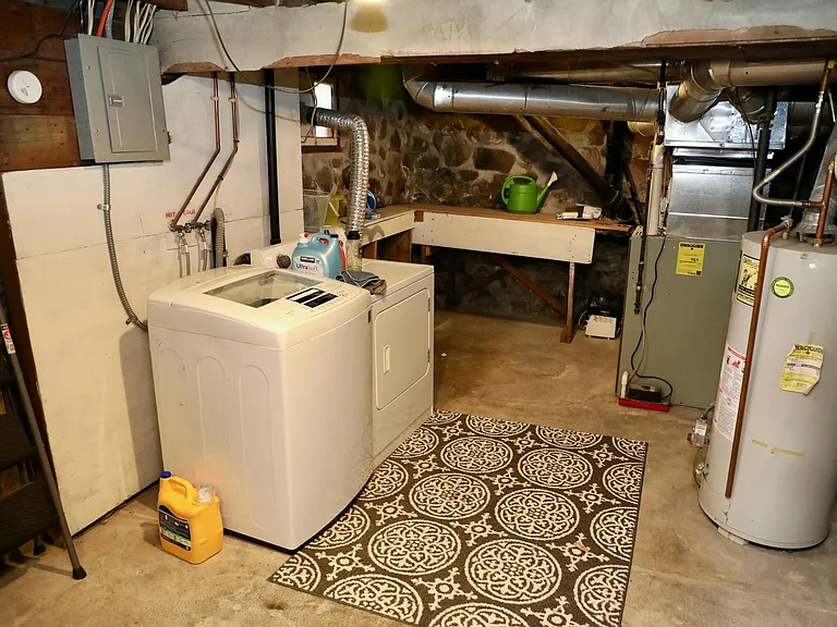 Basement: exclusive storage and laundry