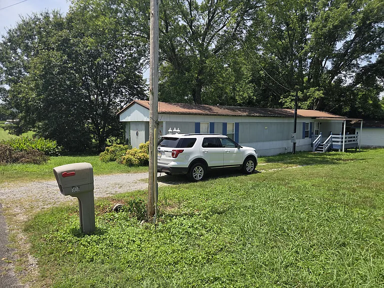 910 Stone Dr — Photo 2