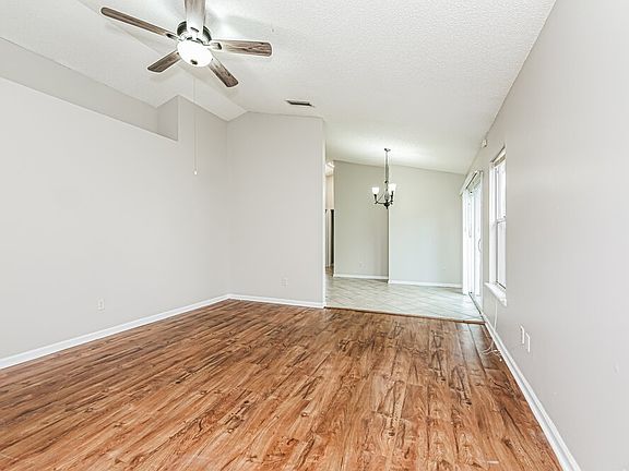 5th image of 2513 Townsquare Dr