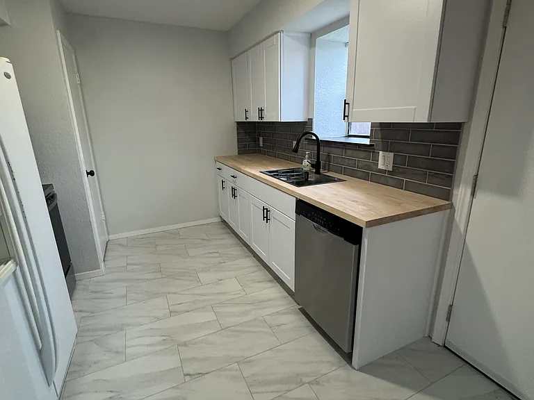 323 Towne House Ln — Photo 7