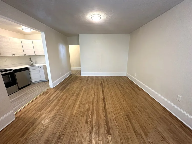Queen Lane Manor — Photo 47