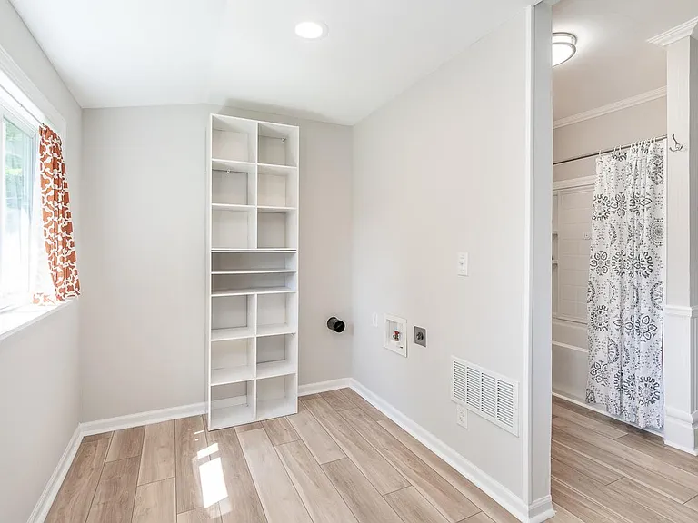 2435 Summit St — Photo 35