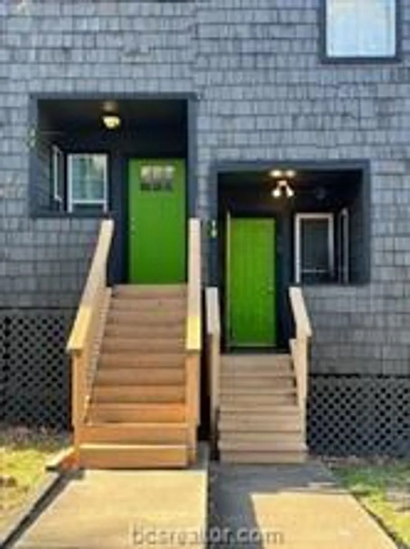 2/1 Townhome Close to Campus — Photo 1