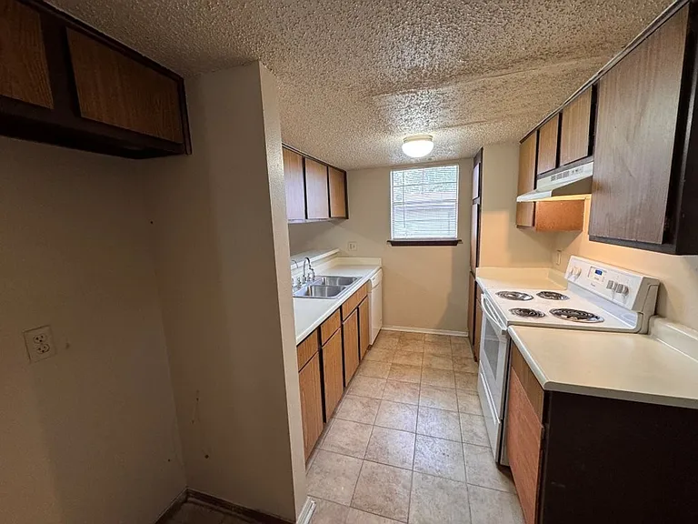8217 S Klein Ave — Photo 4