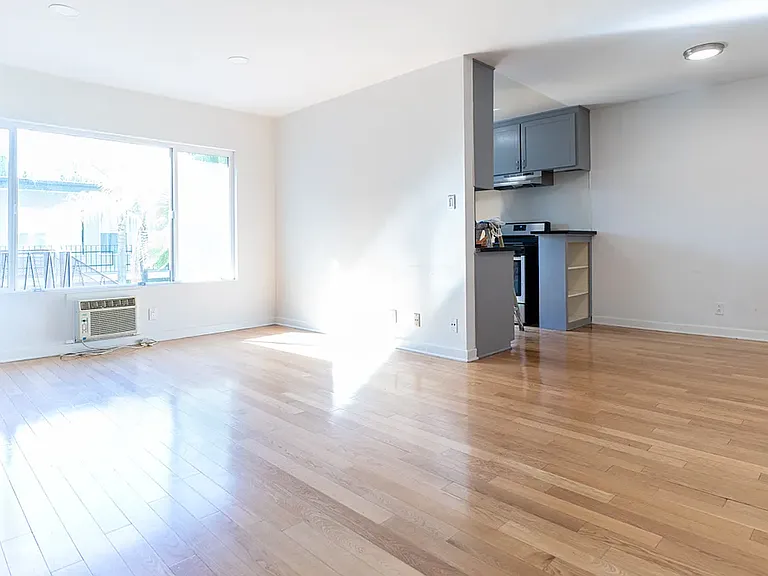 1954 Cheremoya Ave — Photo 13