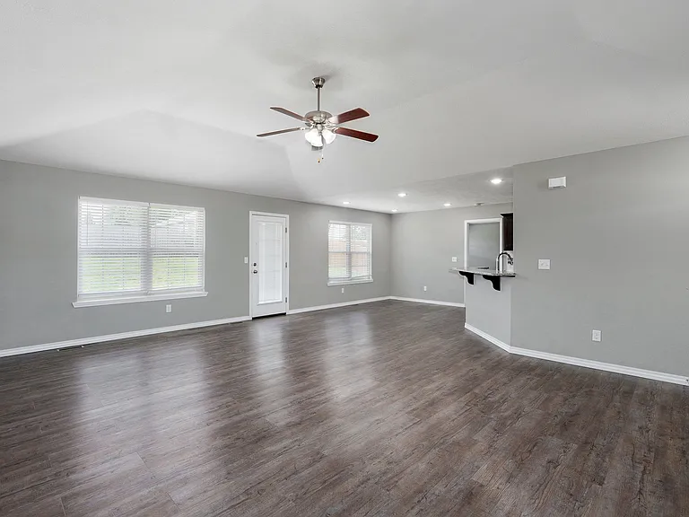 678 E Simpson St — Photo 3
