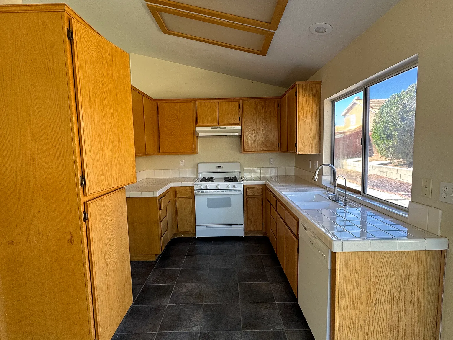 3 bed, 1180 sqft, $2,495 — Photo 4