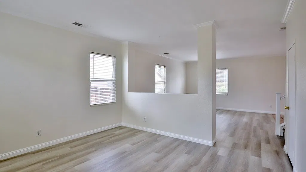 3 bed, 2.5 bath, 1975 sqft, $3,200 — Photo 2