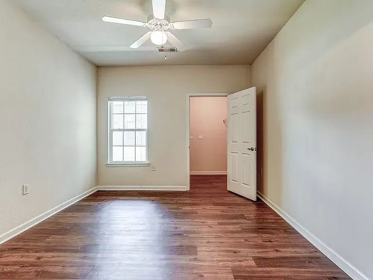 Elk Way Apartments — Photo 20