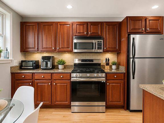 5th image of 127 Callan Ave APT 1