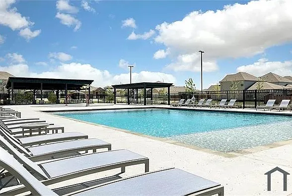 4 bed, 2000 sqft, $3,600 — Photo 2