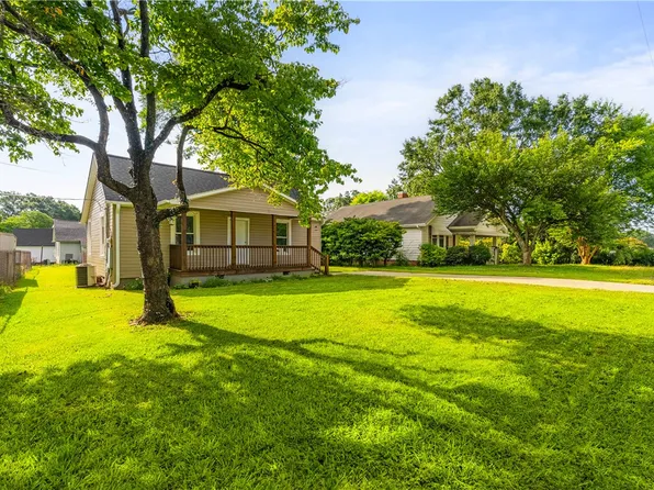 26 8th St, Greer, SC 29651