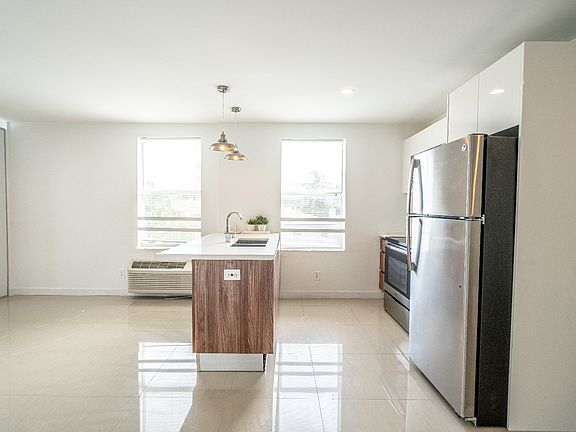 2nd image of 924 Marseille Dr APT 31