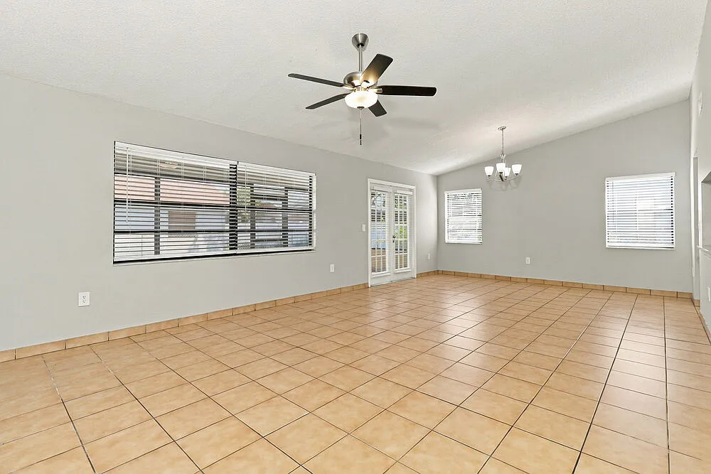 3 bed, 2.0 bath, 1596 sqft, $2,165 — Photo 4