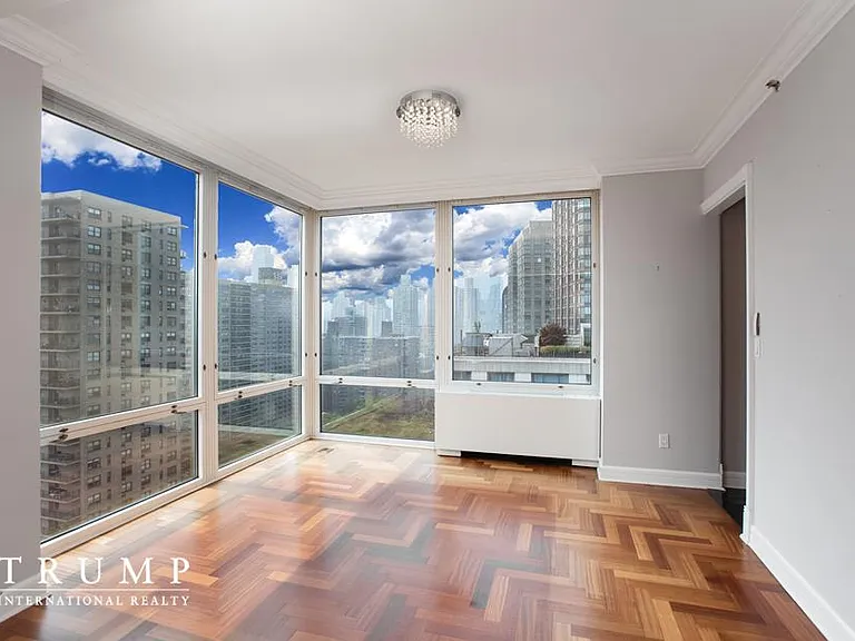 220 Riverside Blvd #21D — Photo 4
