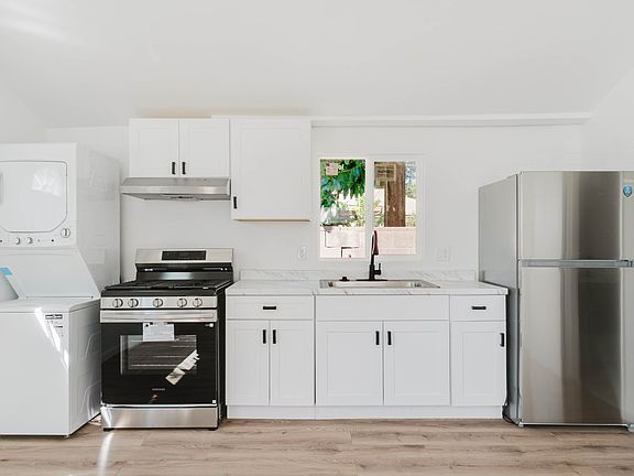 4th image of 19427 Hart St #1/2