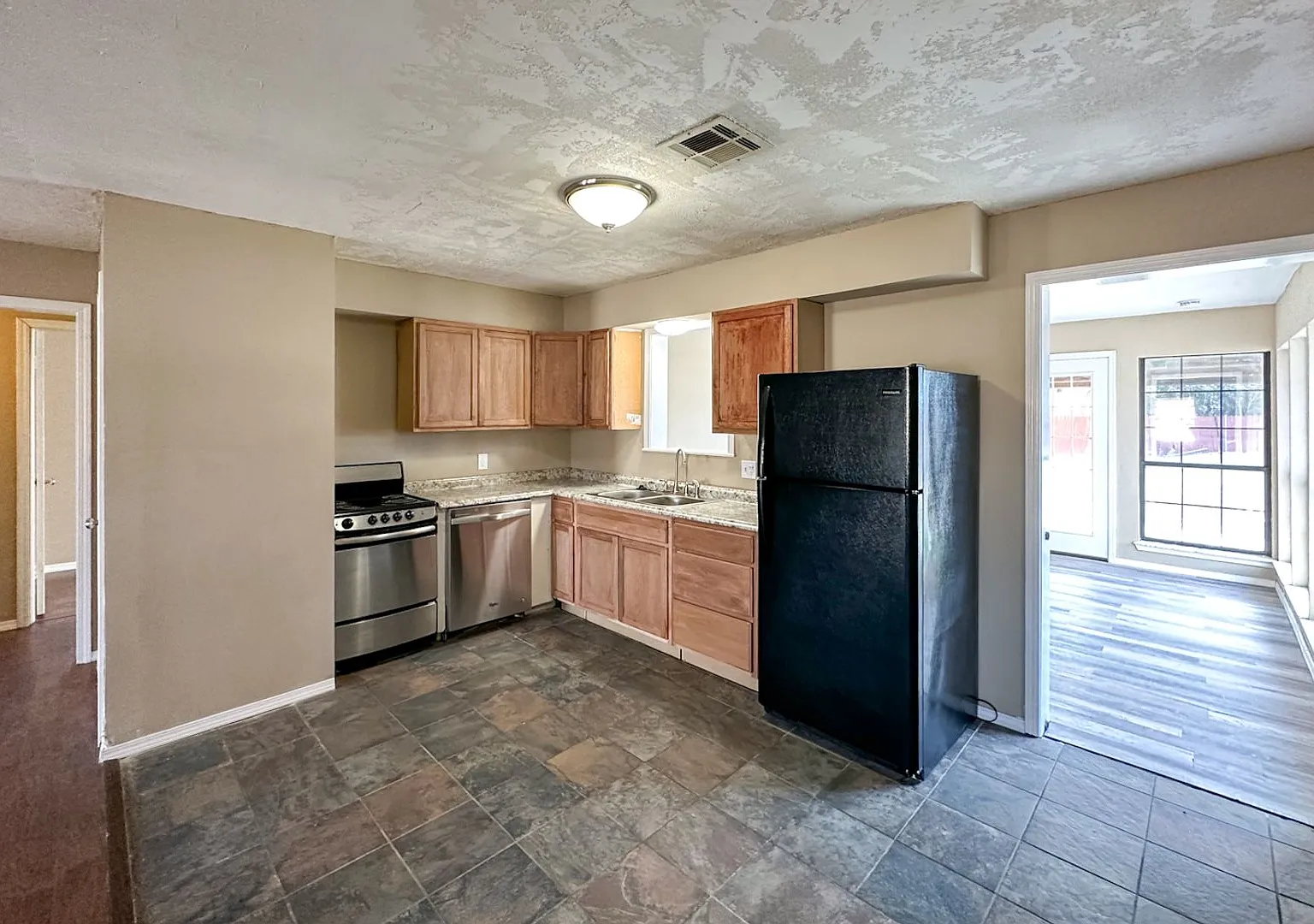 3 Bed 2 Bath in the Heart of Moore! — Photo 3