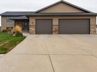 2433 4th St W, Dickinson, ND 58601