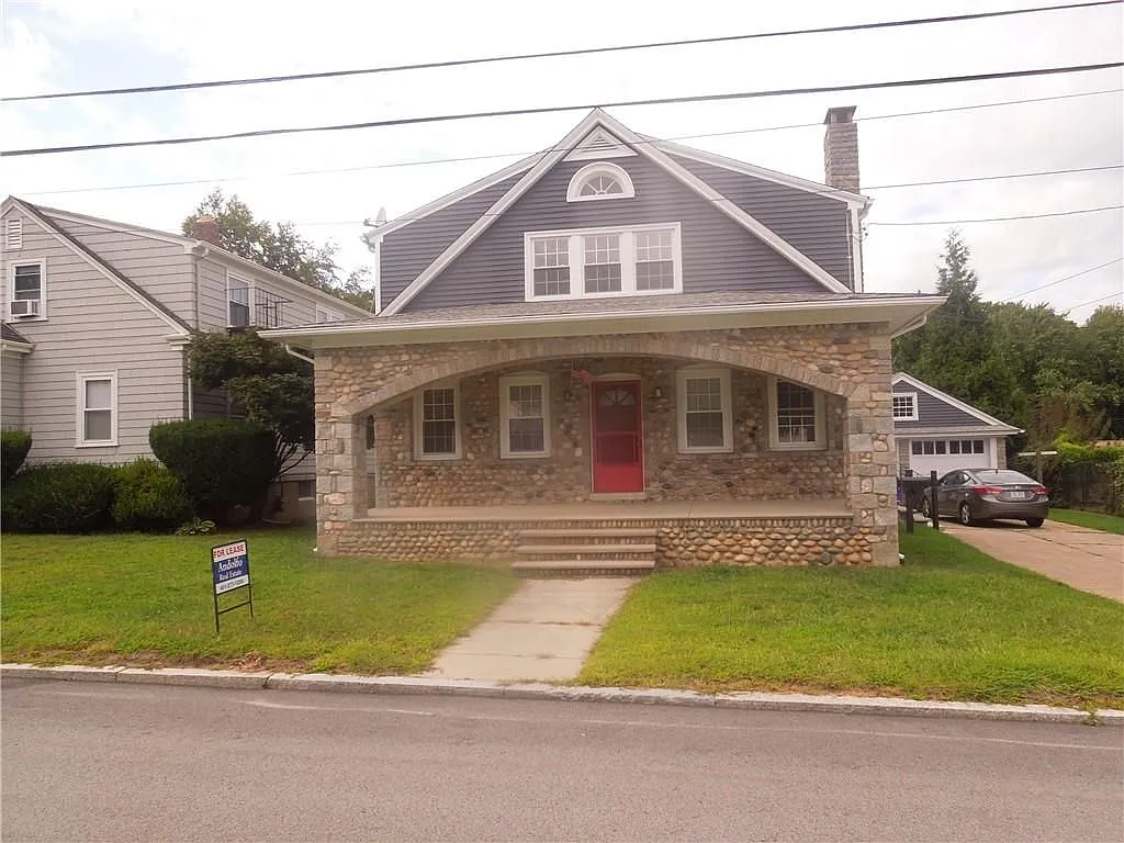 2 bed, 1.0 bath, 2378 sqft, $2,200 — Photo 1