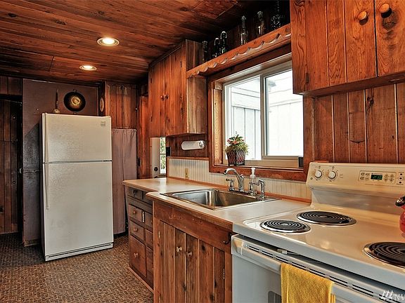 2nd image of 228 Priest Point Dr NE
