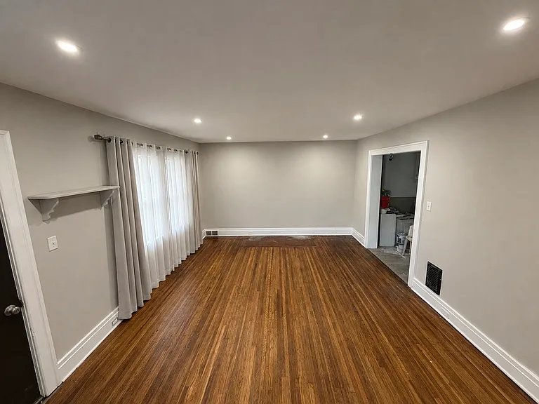 230 E Hazeltine Ave — Photo 3
