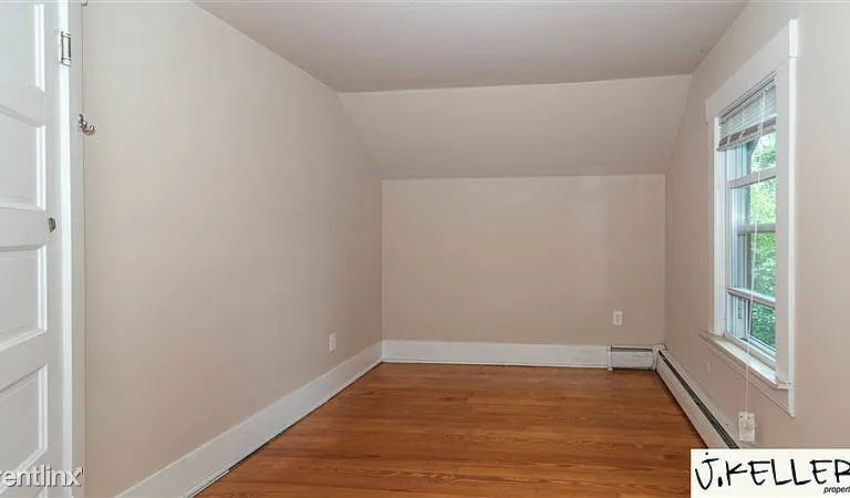 914 Woodlawn Ave — Photo 3