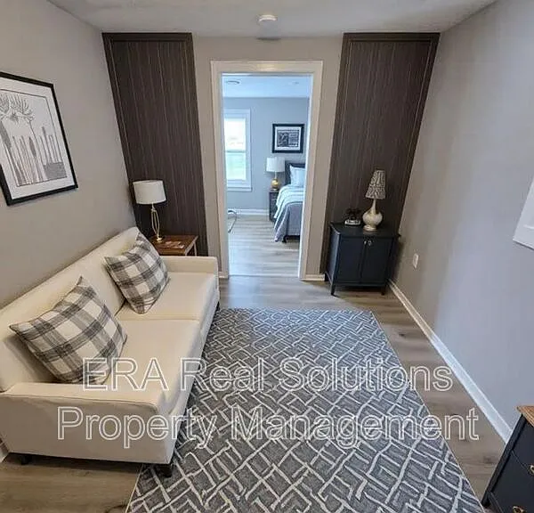 2400 Pomola St — Photo 5