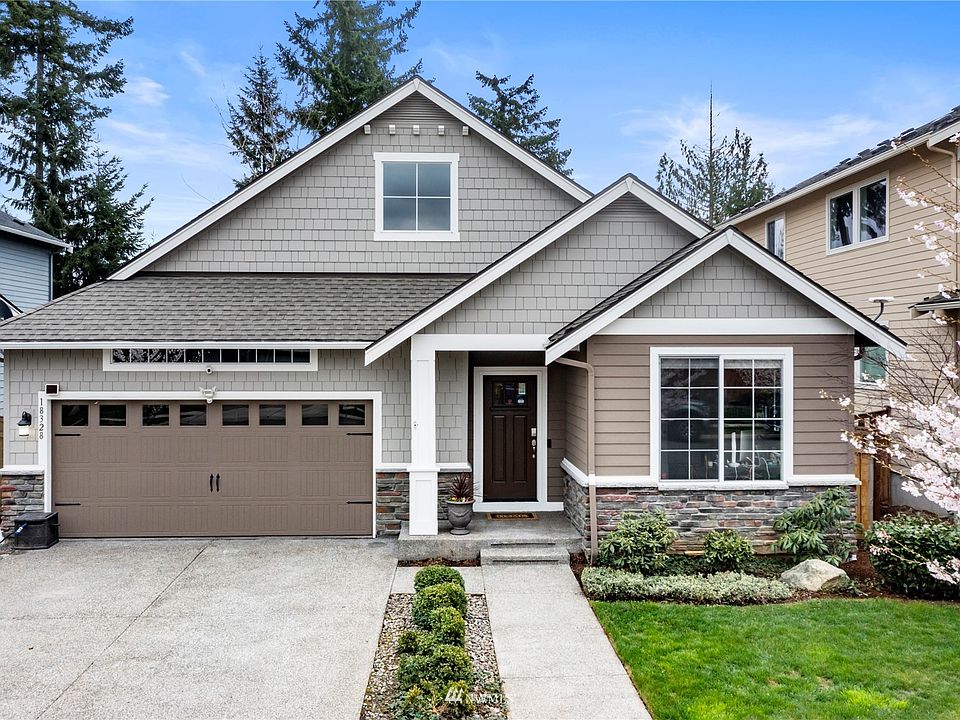Enjoy Tehaleh and all its amenities with this beautiful 1 story with basement home. At 2800 sq. ft with 4 bedrooms and 2 3/4 baths, this home is a must see.