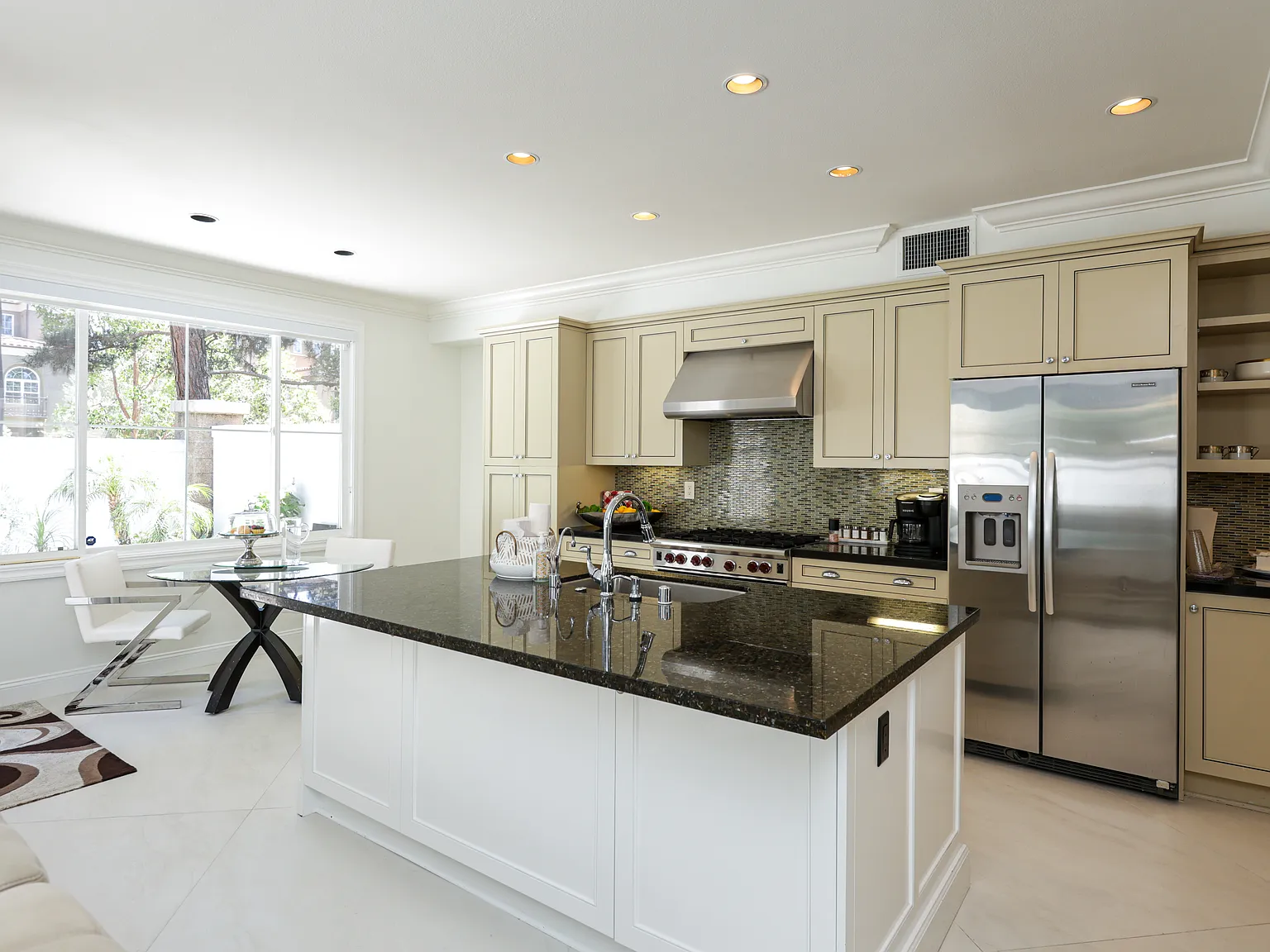 3 bed, 2.5 bath, 2473 sqft, $12,800 — Photo 2