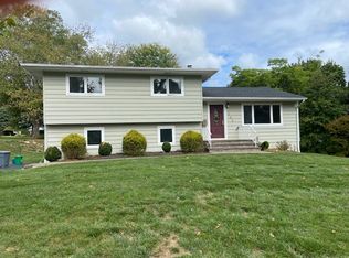 102 Foxwood Rd, West Nyack, NY 10994