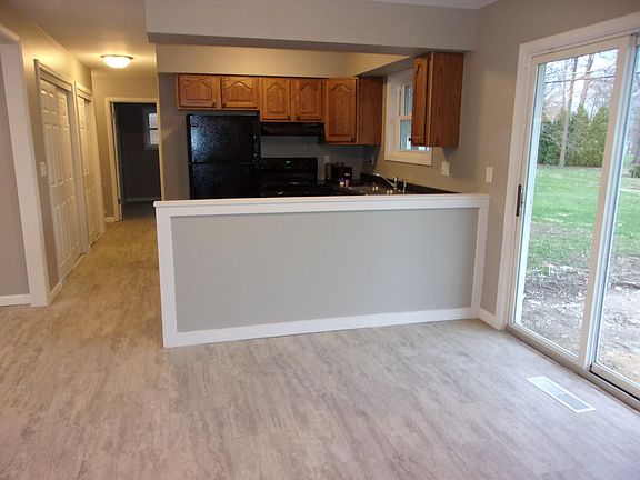 3rd image of 906 Crestwood Dr
