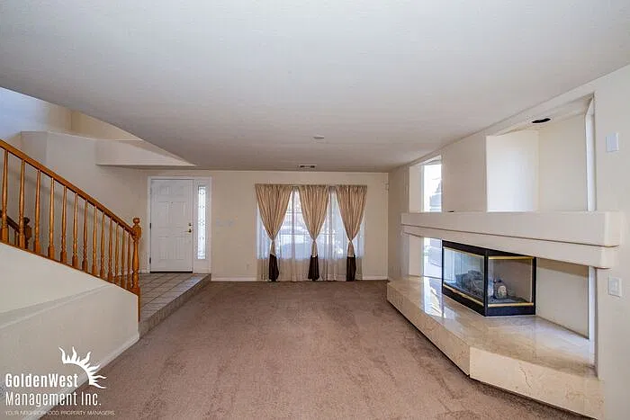 6 bed, 3.0 bath, 3257 sqft, $2,950 — Photo 2
