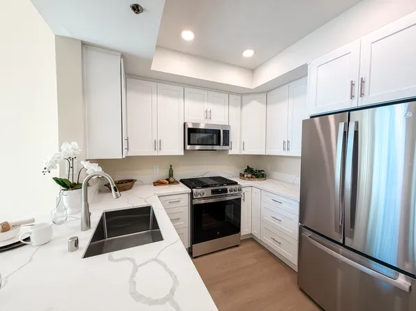 Palm Court, 740 S Burnside Ave #210, Los Angeles, CA 90036