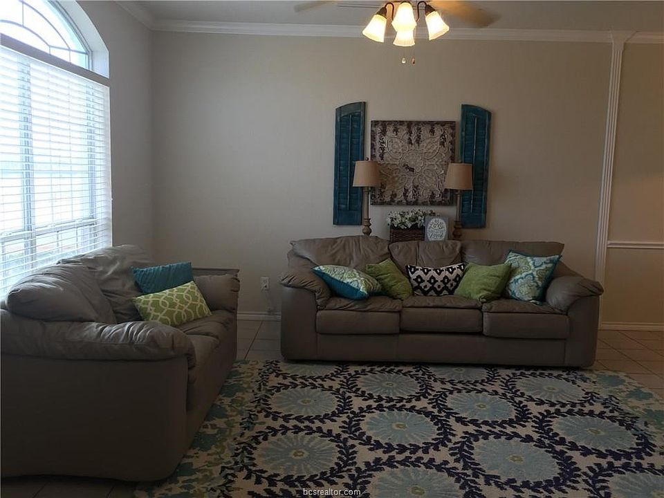 1st image of 213 Navarro Dr