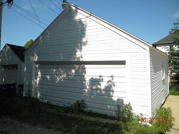 4th image of 1027 Pine Ave NW