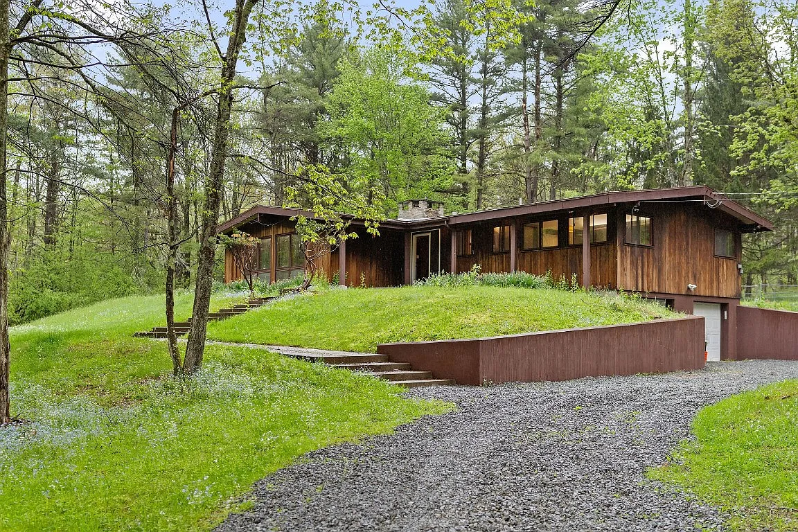 16 Pine Tree Dr photo 1