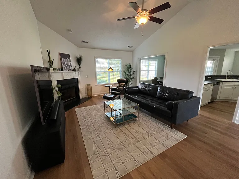 642 Hillside Dr — Photo 5