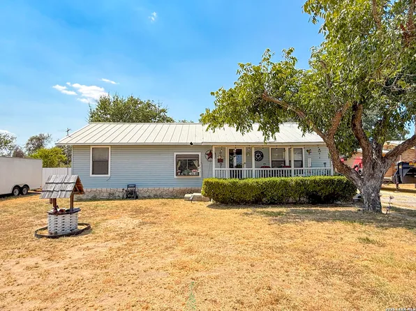110 RENFRO DR, Devine, TX 78016