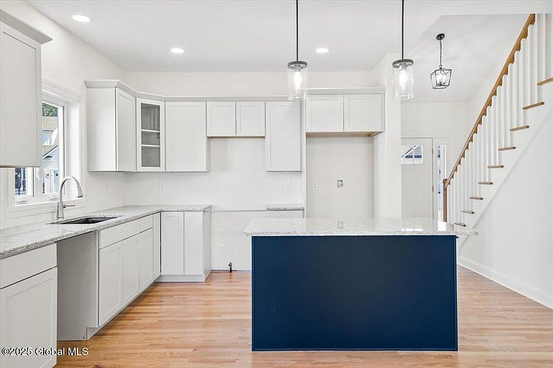 5th image of 97 Lakepointe Way