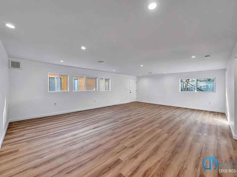 11845 Hamlin St — Photo 6