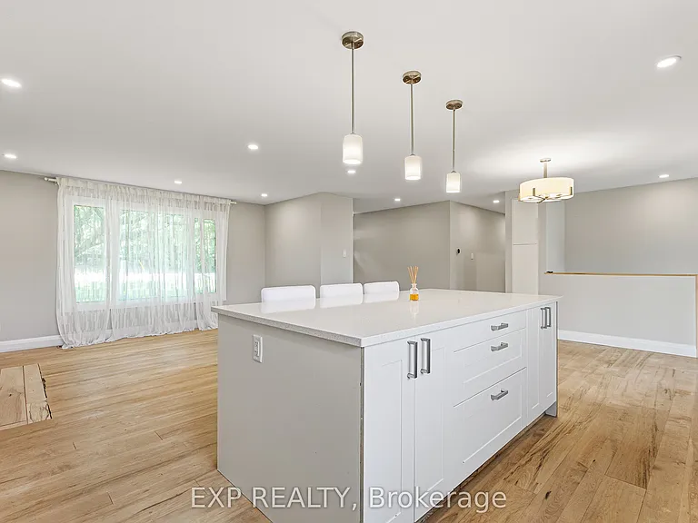 10 Queen Anne Cres — Photo 16