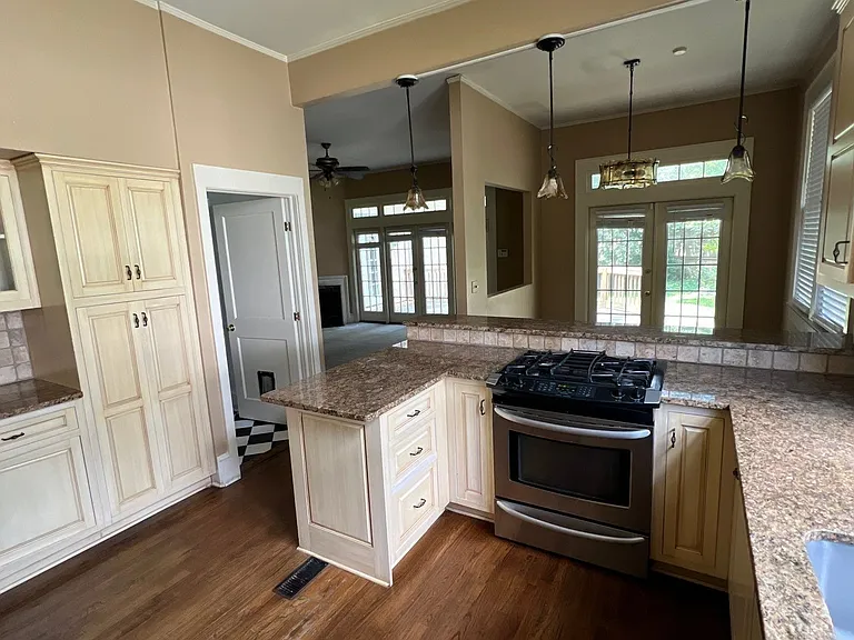 702 Cloverdale Rd — Photo 6