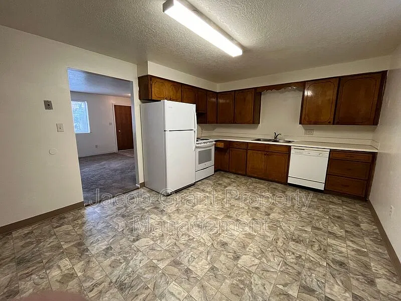 2 bed, 1.0 bath, 1040 sqft, $900 — Photo 3
