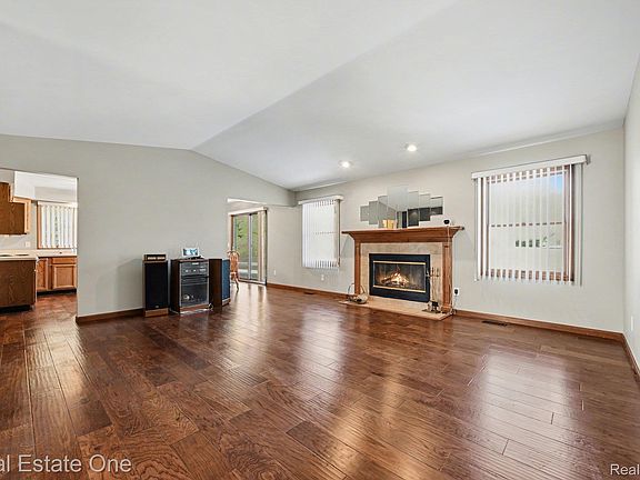 5th image of 32468 W Ten Mile Rd