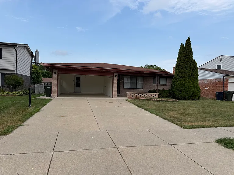 4741 Bloomfield Dr — Photo 1