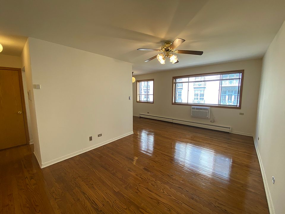 1st image of 417 W Roscoe St APT 402